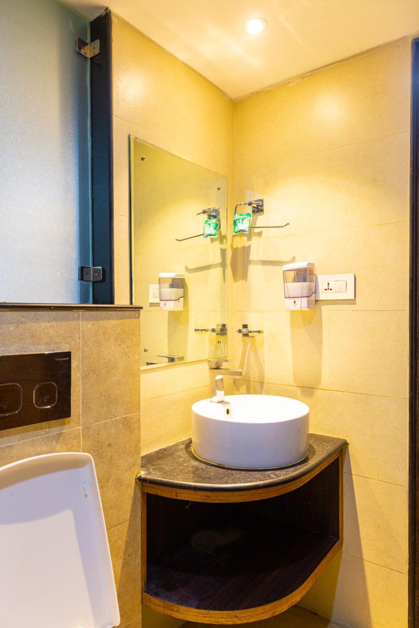 Hotel Tradition & Spa カトマンズ エクステリア 写真